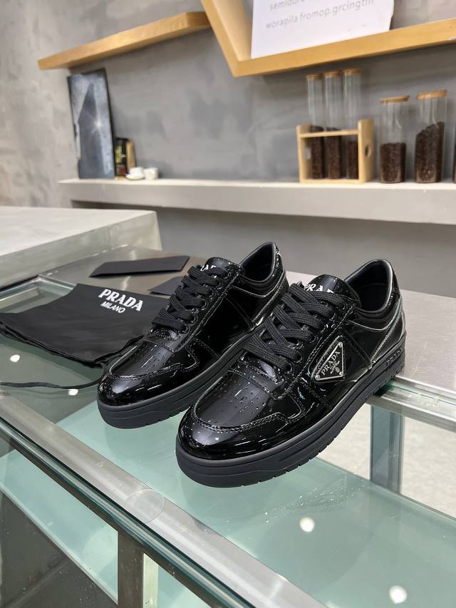 Prada* P: 情侣款，码数：女35 40 女41定做 ，男39-44. 45定做 Prada普拉达新款高板本小白鞋，引爆全场！是新款经典单品。采用原版进口